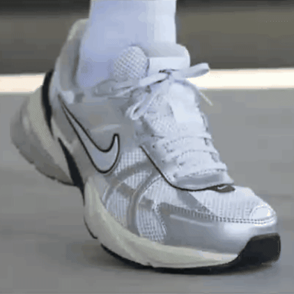 Nike V2K – Estilo Retro Futurista