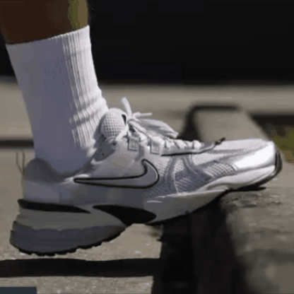 Nike V2K – Estilo Retro Futurista